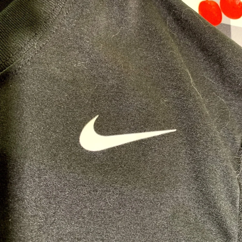 Nike Dri-Fit sports T-shirt.  Size Medium. Black - Picture 4 of 5